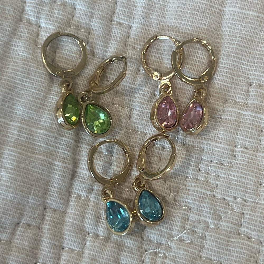 Set of 3 gold earrings with gem
